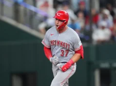 Os Reds venceram os Rangers por 5 a 3 com 3 home runs em seu primeiro jogo fora de casa, o último no 9