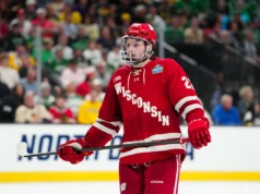 Atacante de hóquei de Wisconsin por quatro anos assina contrato com a AHL