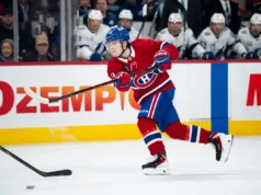 Caufield marca 50º gol, Slafkowski vence na vitória dos Canadiens sobre Lightning por 2 a 1