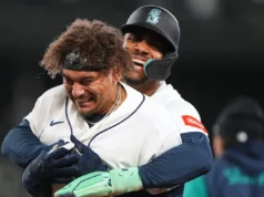 Josh Naylor acertou um walk-off single e Cal Raleigh marcou quando os Mariners venceram o A’s por 5-4 para evitar a raspagem.
