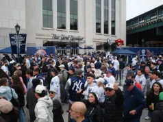 Briga começa no Yankee Stadium, vídeo gráfico mostra torcedor socando outro torcedor no rosto e pescoço