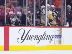 Apenas espaço em pé: caixas de pênaltis lotadas estão na moda no início dos playoffs da NHL