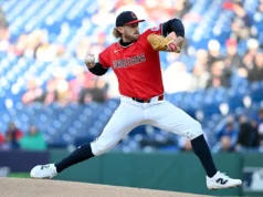 O arremessador dos pais, Tanner Bibby, é o mais recente jogador da MLB a revelar gênero com equipamentos em campo