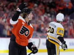 Os Flyers marcaram 3 gols no 2º período e levaram uma vantagem de 3 a 0 no primeiro turno sobre os Penguins por 5 a 2.