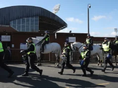 Millwall se irrita depois que panfleto anti-apartheid mostra distintivo em roupa da Ku Klux Klan