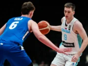 O guarda esloveno Zach Smreker se comprometeu com o Boston College