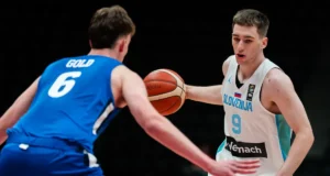 O guarda esloveno Zach Smreker se comprometeu com o Boston College