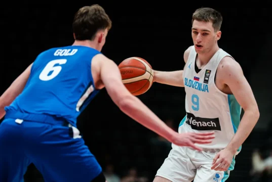 O guarda esloveno Zach Smreker se comprometeu com o Boston College