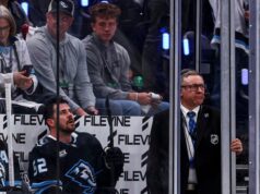 Eles eram companheiros de equipe há três meses. Agora, eles estão se dando socos na cara