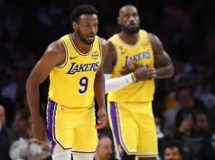 LeBron James treinou Brony após um passe ruim durante Lakers-Mavs