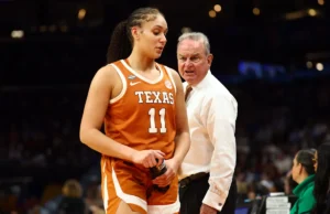 Três jogadores de basquete do Texas entrarão no portal de transferência da NCAA