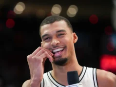 Victor Wembanyama lutou contra as lágrimas na quadra durante a primeira sequência de playoffs do Spurs em sua carreira
