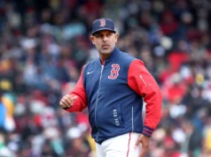 O gerente de bombeiros do Red Sox, Alex Cora, e cinco treinadores em uma grande mudança