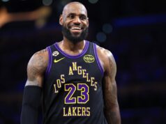 LeBron James atinge marco da NBA enquanto LA Lakers derrota Suns