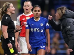 Bomber furioso com VAR após o cabelo de McCabe ser arrancado