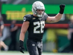 Oregon LB Bryce Boettcher selecionado com a escolha nº 135 no Draft de 2026 da NFL