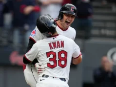 Chase DeLauter atinge o quinto home run no sétimo jogo da temporada regular da carreira, enquanto os Guardians lideram os Cubs na estreia em casa