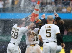 Piratas incríveis adotam cones de trânsito laranja como símbolo de ressurreição