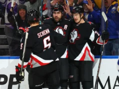 Zucker marcou o gol verde e os Sabres venceram o Lightning por 4 a 2 em um confronto entre os líderes da Divisão do Atlântico.