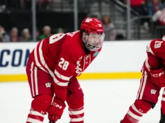 O defensor de hóquei masculino de Wisconsin assinou com um candidato à AHL