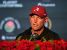 Após a pior derrota na pós-temporada da história escolar, o técnico do Alabama, Kallen DeBoer, recebe extensão de contrato de 7 anos e aumento salarial