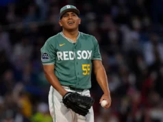 O rebatedor Yoshida entregou um single RBI no dia 10, quando o Red Sox, vestido de verde, derrotou os Tigers por 1-0.