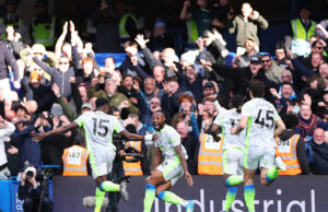 O Manchester City diminuiu a diferença para o Arsenal com uma vitória confortável sobre o Chelsea