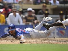 Os Padres caíram para os Cubs por 5 a 4, sofrendo sua primeira derrota na série desde março