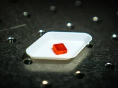 Essas células solares baratas funcionam melhor porque estão com defeito