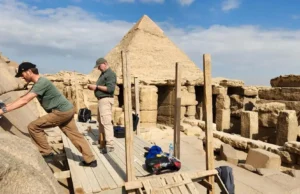 Vazios ocultos nas pirâmides de Menkaure indicam entradas secretas