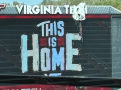 O jogo de primavera da Virginia Tech foi adiado depois que um pára-quedas ficou preso no placar do Lane Stadium