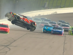 NASCAR: O carro de Carson Kvapil capota faltando menos de 2 voltas para o fim na corrida da O’Reilly Series no Kansas