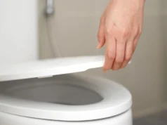 A coisa mais suja em um banheiro público não é o assento do vaso sanitário