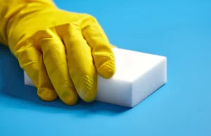 Descobriu-se que esponjas de limpeza comuns liberam trilhões de fibras microplásticas