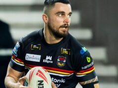 O lateral do Bulls, Akins, estendeu seu contrato