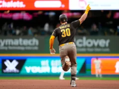 O home run de 3 corridas do Sheets no dia 9 deu aos Padres uma vitória por 3-1 sobre os Brewers depois de outra partida sem gols de Misiorowski.