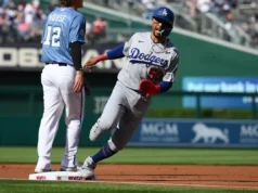 Mookie Betts retorna à escalação dos Dodgers após sofrer uma lesão oblíqua
