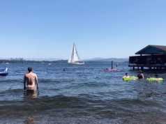 Uma notória praia pública de Seattle, onde os moradores vão fazer sexo, deve permitir que as mulheres andem de topless, apesar da ira dos vizinhos ricos.