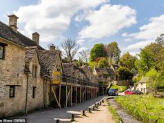 A vida na rua mais bonita da Inglaterra: Proprietários de casas lutam contra a ‘apropriação de terras’ Vizinhos estrangeiros ‘transformam a vila em set de filmagem e planejam a renovação do campo de batalha’