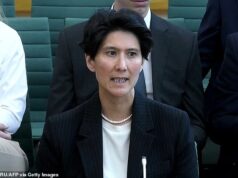 Pelo menos sete funcionários públicos sabiam que Peter Mandelson testou bombas antes de Kier Starmer ser informado sobre isso, admitiu o governo.