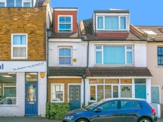 Pequena casa no subúrbio de Londres, mais estreita que um vagão de metrô, é vendida por £ 642.000