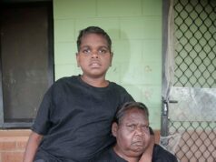 A família do bebê de Kumanjayi foge da casa onde ela foi sequestrada e se reúne para duas semanas de luto – à medida que mais detalhes horríveis surgem sobre seu suposto assassino: ‘Não posso voltar para lá’