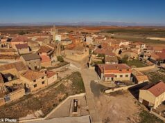 Spanish Village oferece moradia gratuita e um emprego seguro – mas você precisará trazer algumas habilidades