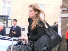 A princesa Beatrice foi flagrada carregando uma mala Louis Vuitton personalizada de £ 2.000 em um táxi de Londres enquanto a irmã Eugenie aproveitava uma viagem à Sicília – duas semanas depois que Fergie quebrou o disfarce na Áustria