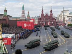 A decisão humilhante de Putin de realizar um desfile na Praça Vermelha sem qualquer equipamento militar sugere que a Ucrânia pode estar agora à beira da guerra, revelam especialistas
