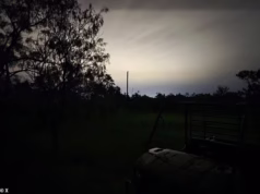 Foto distópica mostra como os data centers trazem luz natural permanente para a zona rural do Texas… enquanto a pesquisa mostra que a aversão à conveniência une republicanos e democratas