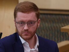 Com os Verdes a liderar nas sondagens, um importante autor emitiu um aviso terrível… difundindo o seu manifesto maluco para o caos. E, Deus nos ajude a todos, eles podem manter o equilíbrio de poder