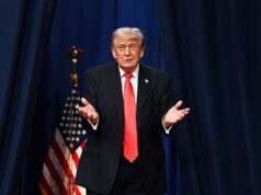 Trump chamou a atenção do irmão da congressista Ilhan Omar e fez uma sugestão cruel de que ele havia se casado com ela na cama