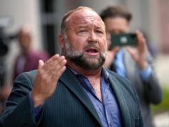 O Infowars sofre uma reviravolta dramática quando Alex Jones é acusado de atrapalhar a compra do The Onion durante o lançamento do novo programa.
