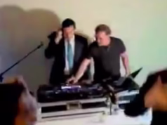 O agitado secretário de Estado Marco Rubio deslumbrou os desordeiros foliões ao assumir o controle do DJ DECKS.